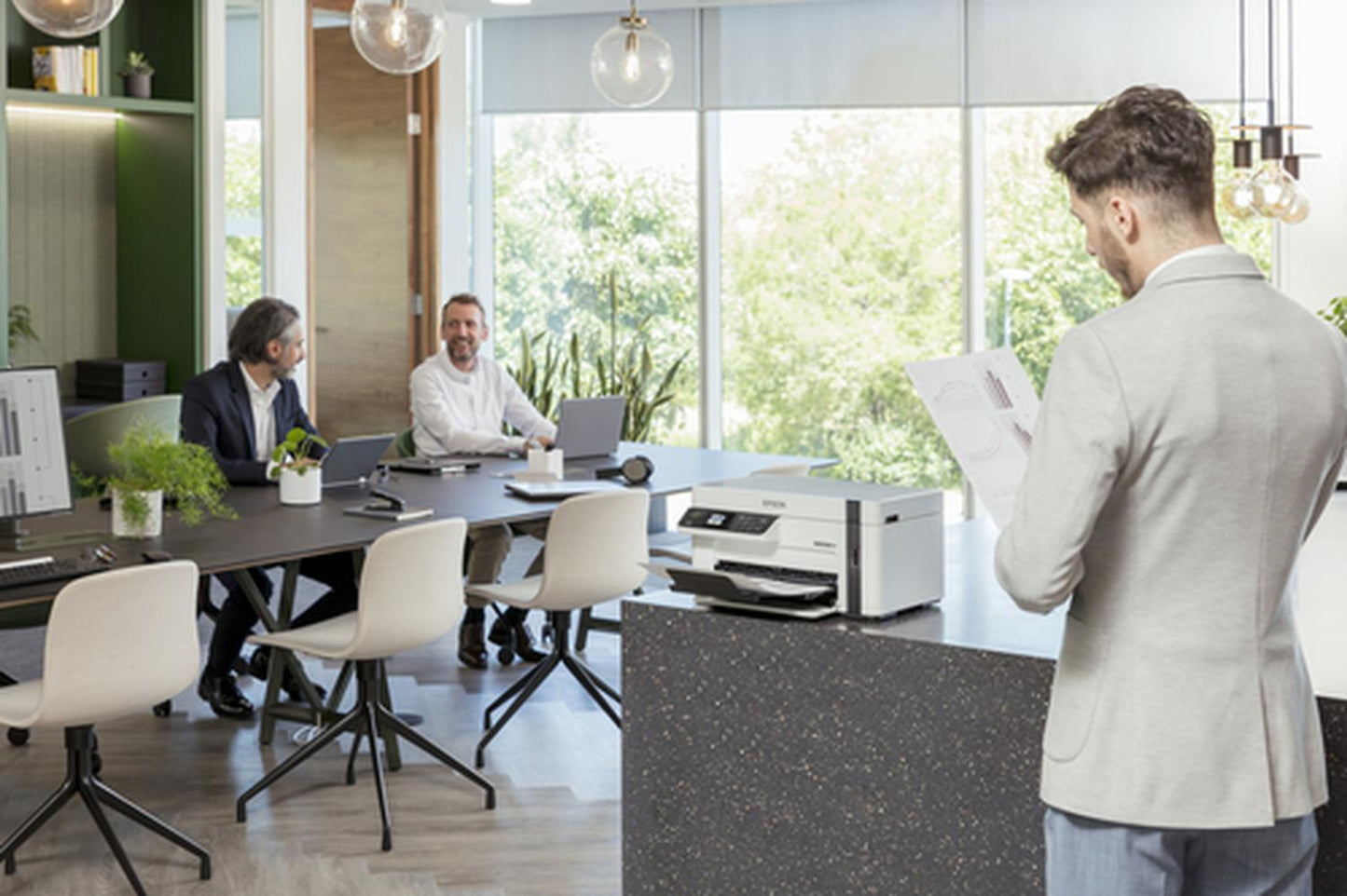 Impresora multifunción Epson EcoTank M2120 con wifi blanca