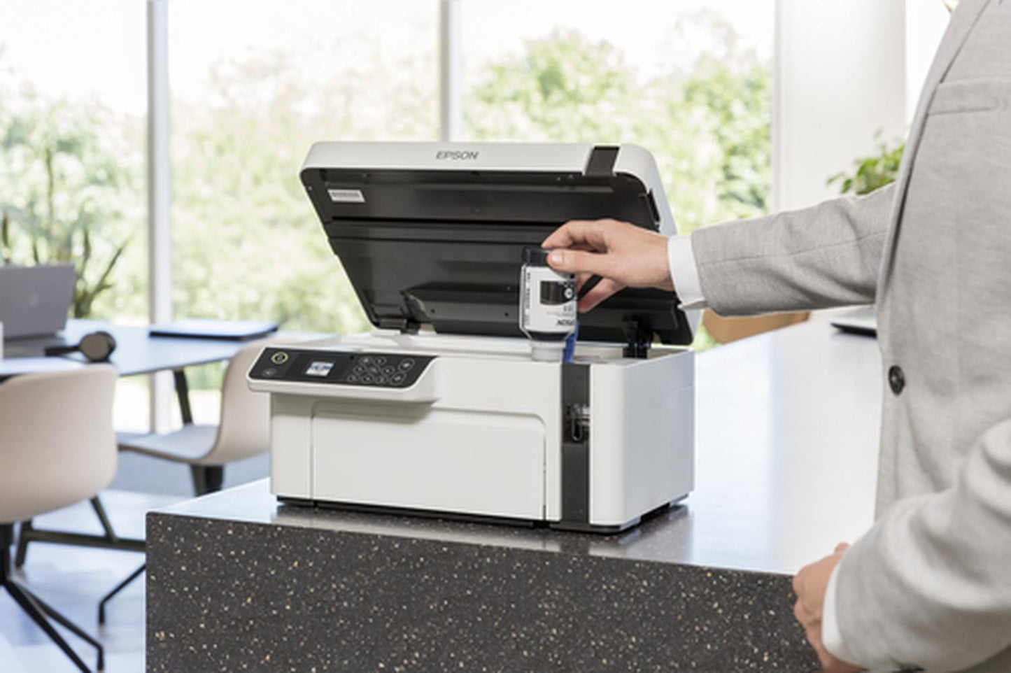 Impresora multifunción Epson EcoTank M2120 con wifi blanca