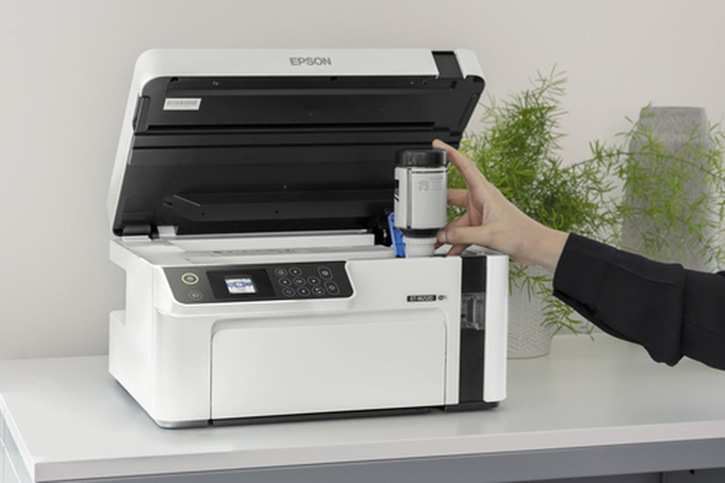 Impresora multifunción Epson EcoTank M2120 con wifi blanca